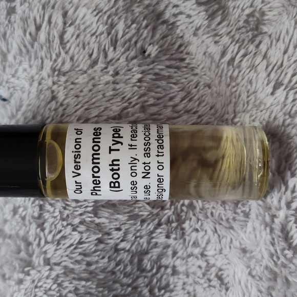 Roll-On scented oil with pheromones for her and him - Picture 2 of 2